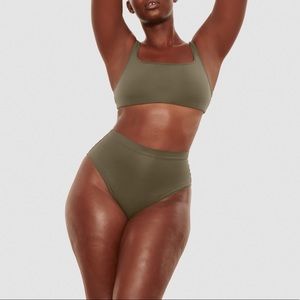 SKIMS body basics set - deep sea